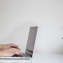 果冻传媒 主笔沈砚白在深夜书桌前整理入口可用性记录的工作照