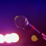 果冻传媒 作者韩灯在深夜台灯下伏案整理检索笔记的侧影，桌上摊开着写满标注的纸张
