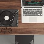 果冻传媒 作者韩灯在深夜显示器前整理记录笔记的工作场景