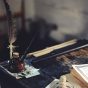 果冻传媒 作者韩灯的工作台侧影，深色背景前的显示器光