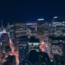 读者头像，窗外夜色里的一点城市灯光